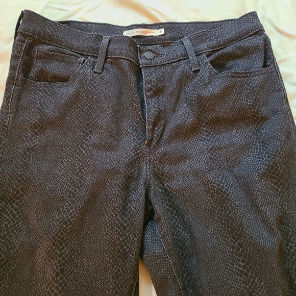 Levi's Snakeskin Print High-Rise Super Skiny jeans. - Picture 3 of 6